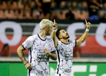Corinthians vence Ituano com virada na raça e gols de Giuliano e Paulinho