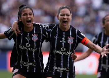 CORINTHIANS SUPERA O GRÊMIO COM GOL NOS ACRÉSCIMOS E É CAMPEÃO DA SUPERCOPA FEMININA