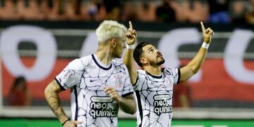 Corinthians vence Ituano com virada na raça e gols de Giuliano e Paulinho