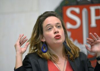 Família de Isa Penna sofre ataques após deputada ser ameaçada de estupro e morte