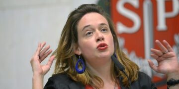 Família de Isa Penna sofre ataques após deputada ser ameaçada de estupro e morte