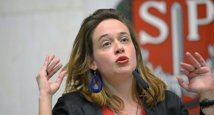 Família de Isa Penna sofre ataques após deputada ser ameaçada de estupro e morte