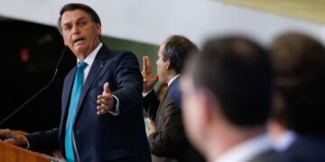 Bolsonaro ameaça renovação da concessão da Globo