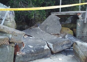 Passarela desaba e deixa duas pessoas feridas, em Guaratuba