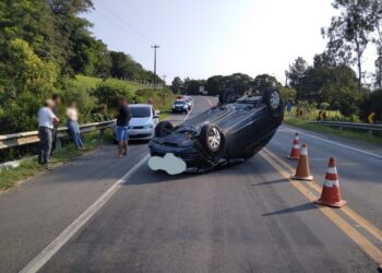 Motorista bate e capota carro ao fazer ultrapassagem em local proibido da BR-153, diz PRF