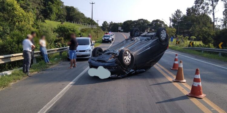 Motorista bate e capota carro ao fazer ultrapassagem em local proibido da BR-153, diz PRF