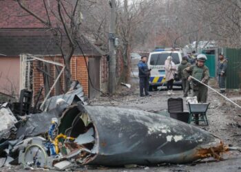 Putin fecha cerco militar sobre Kiev, que se prepara para invasão russa