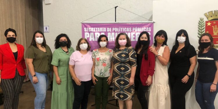 Secretária de Políticas Públicas para as Mulheres marca presença em fórum na cidade de Maringá