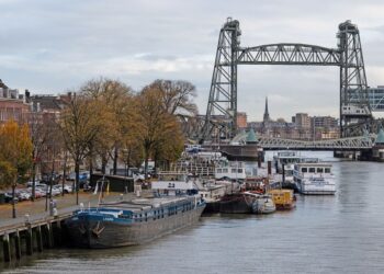 Ponte histórica em Roterdã será desmontada para permitir passagem de iate de Bezos