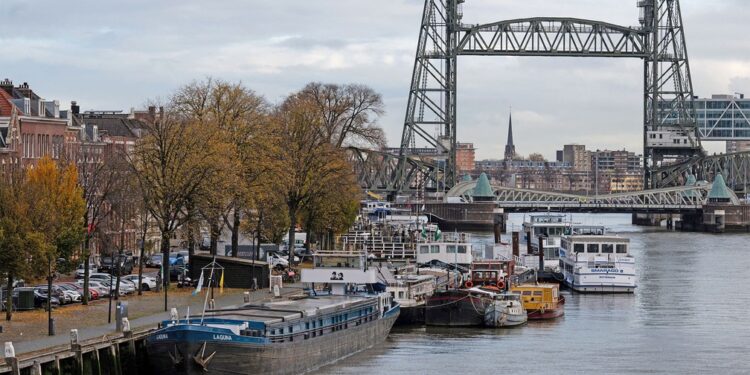 Ponte histórica em Roterdã será desmontada para permitir passagem de iate de Bezos