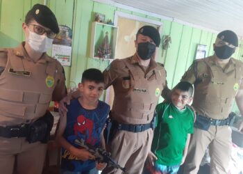 Equipe policial faz surpresa para o garoto Wesley no dia de seu aniversário