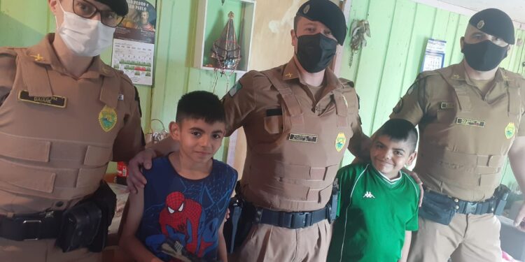 Equipe policial faz surpresa para o garoto Wesley no dia de seu aniversário