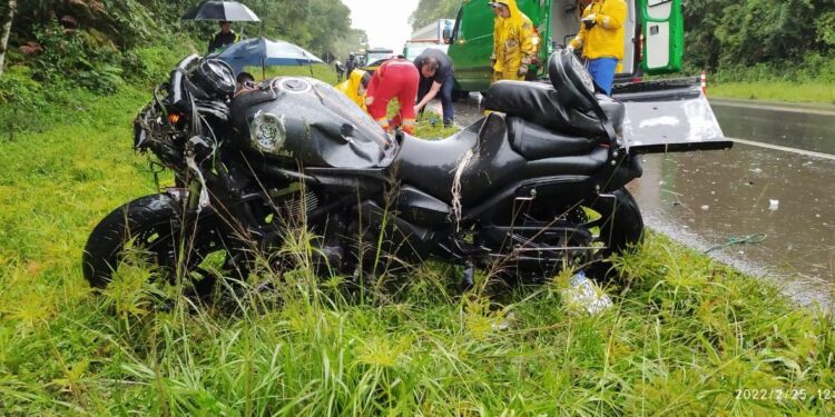 Acidente entre moto e carro na BR-277