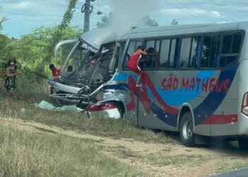 Acidente entre ônibus mata dois motoristas e deixa feridos na BA-120