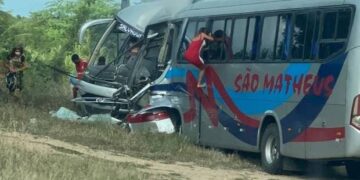 Acidente entre ônibus mata dois motoristas e deixa feridos na BA-120
