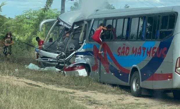 Acidente entre ônibus mata dois motoristas e deixa feridos na BA-120