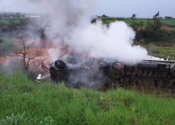 Grave acidente com carreta e ônibus na BR-365 deixa 8 feridos, uma mulher morta e motorista desaparecido