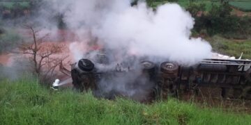 Grave acidente com carreta e ônibus na BR-365 deixa 8 feridos, uma mulher morta e motorista desaparecido