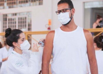 Risco de óbito por Covid-19 é 22 vezes menor entre vacinados com dose de reforço, aponta estudo