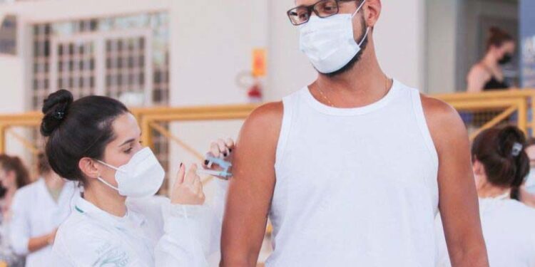 Risco de óbito por Covid-19 é 22 vezes menor entre vacinados com dose de reforço, aponta estudo