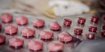 Droga contra câncer consegue expulsar HIV dormente de células, diz estudo