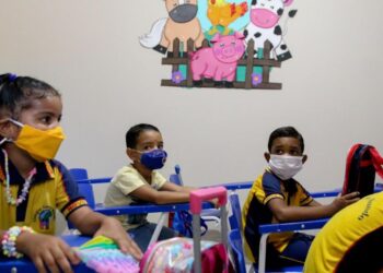 Número de crianças brasileiras que não sabem ler e escrever cresce 66% na pandemia