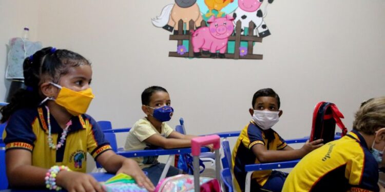 Número de crianças brasileiras que não sabem ler e escrever cresce 66% na pandemia