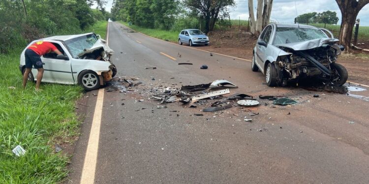 Três pessoas morrem em acidente com dois carros na PR-461