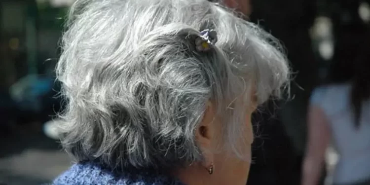 Antecipação de 13º salário a aposentados e pensionistas em 2022 estaria ameaçada, diz jornal