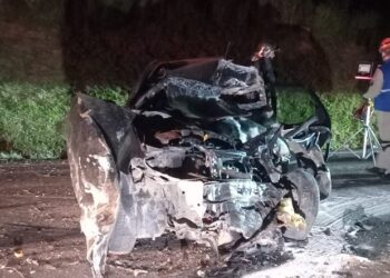 Motorista de carro morre após bater de frente com caminhão, na PR-423, em Araucária