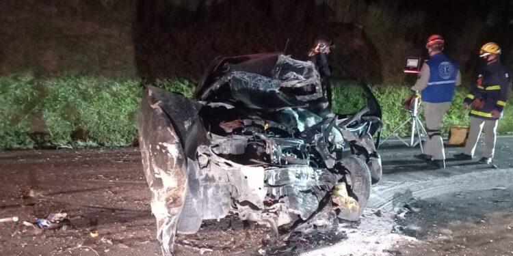 Motorista de carro morre após bater de frente com caminhão, na PR-423, em Araucária
