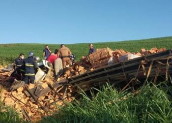 Caminhão carregado com tijolos se envolve em grave acidente na PR-090
