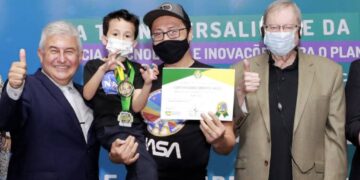 Brasileiro de 5 anos é o mais jovem a descobrir asteroide no mundo