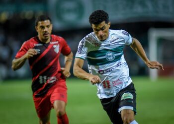 Coritiba e Athletico empatam em clássico com confusão e recorde de público