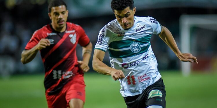 Coritiba e Athletico empatam em clássico com confusão e recorde de público