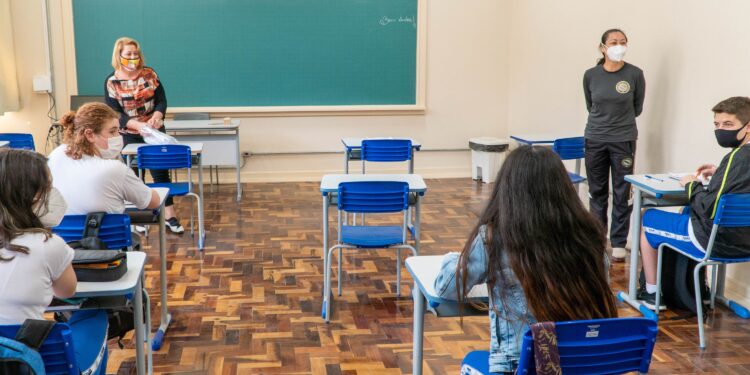 Aulas presenciais na rede estadual de ensino retornam nesta segunda-feira