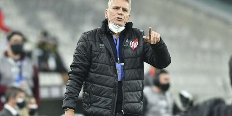 Paulo Autuori e Ricardo Gomes pedem para sair do Athletico