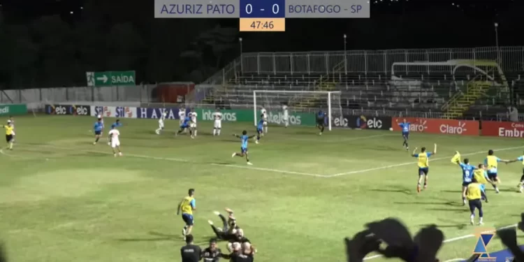 Caçula, Azuriz faz história, elimina o Botafogo-SP e avança na Copa do Brasil
