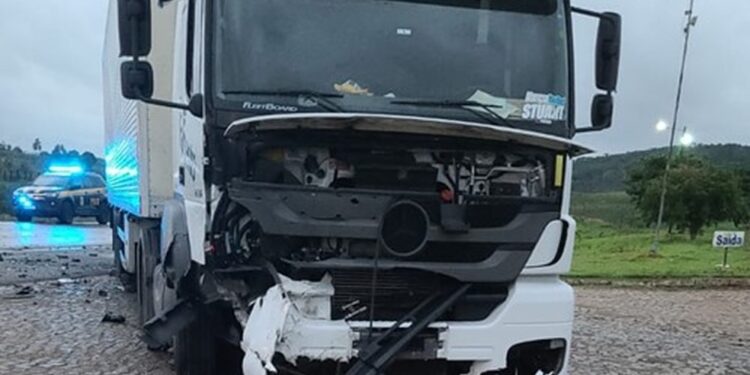 Cantor morre em batida entre carro e carreta na BR-101; acidente deixou outra vítima