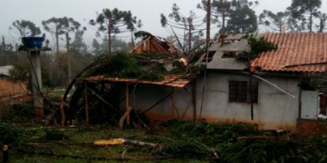 Ventos de até 80km/k deixam um rastro de destruição na área rural entre Lapa e Balsa Nova