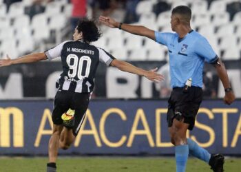 Joia de 17 anos brilha, Botafogo vence e reassume a ponta do Carioca