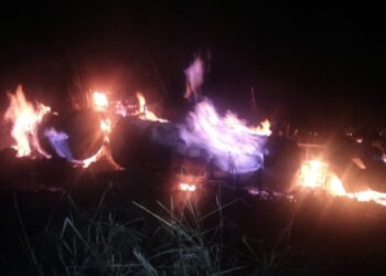 Carreta que transportava metanol cai de ribanceira e pega fogo na BR-116