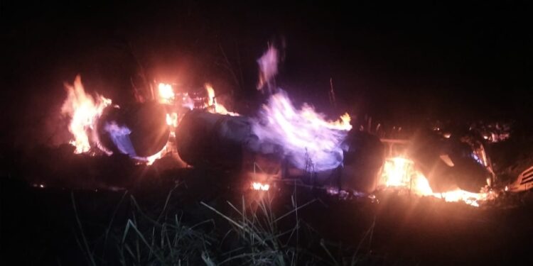 Carreta que transportava metanol cai de ribanceira e pega fogo na BR-116