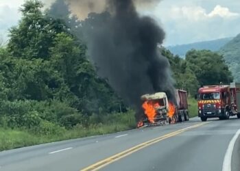 Carreta pega fogo na BR-277