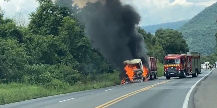Carreta pega fogo na BR-277
