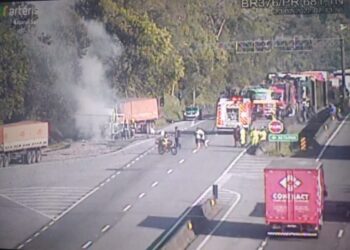 Cabine de carreta fica destruída após pegar fogo na BR-376