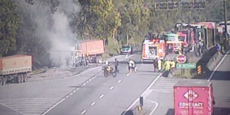 Cabine de carreta fica destruída após pegar fogo na BR-376