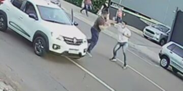 Batida entre dois carros termina em briga de trânsito com homem esfaqueado, em Cascavel
