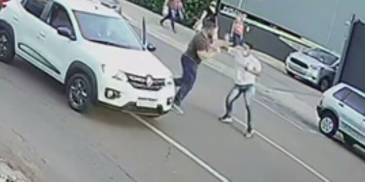 Batida entre dois carros termina em briga de trânsito com homem esfaqueado, em Cascavel