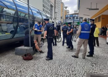 Mulheres saem no tapa em terminal por causa de homem e uma acaba presa em Curitiba